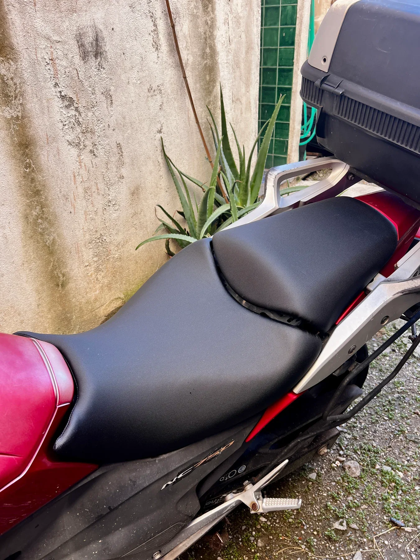 Sella da moto nera rivestita su misura