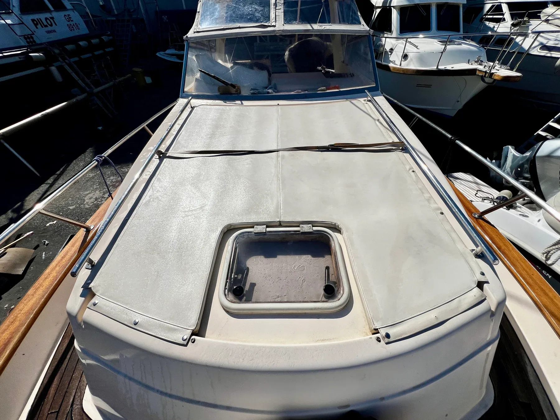Pulizia della cuscineria prendisole di uno yacht