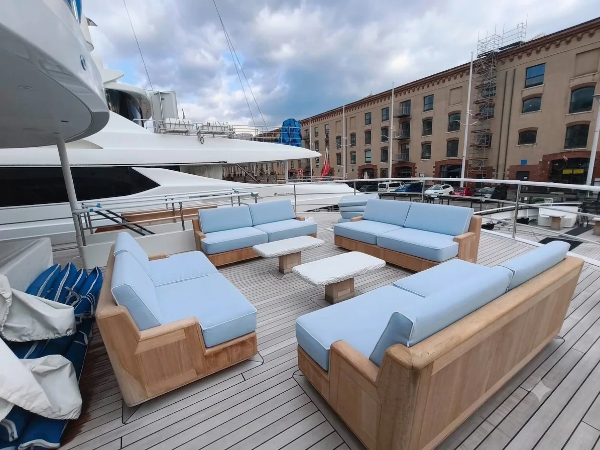 Cuscineria blu su misura installata a bordo di uno yacht